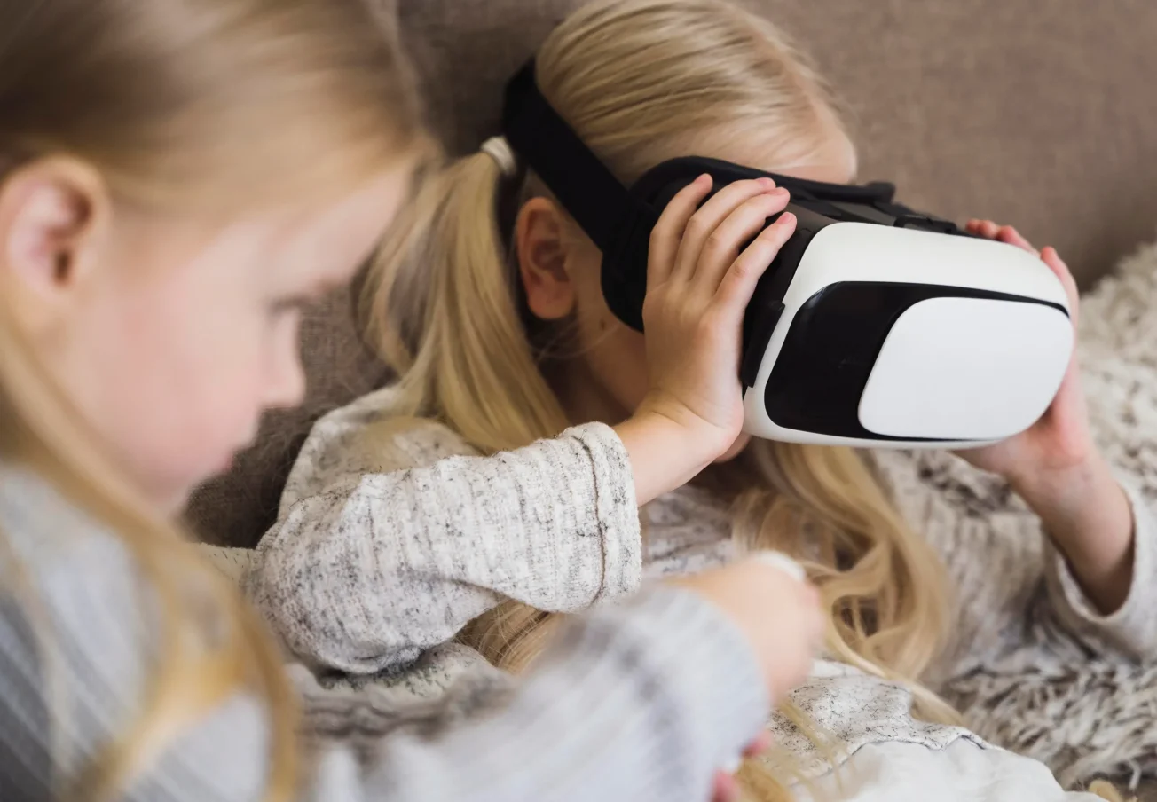 front-view-kids-with-vr-glasses