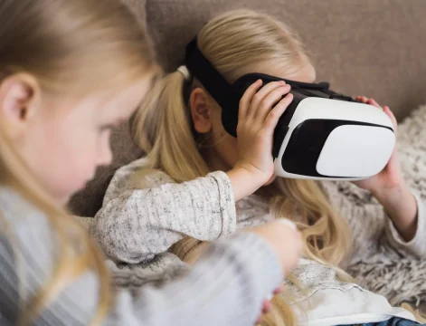 front-view-kids-with-vr-glasses
